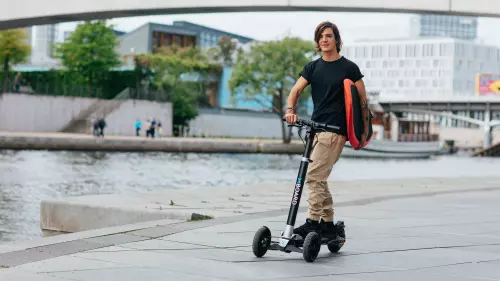 Diego mit XBoard und Surfbrett unterwegs in Berlin