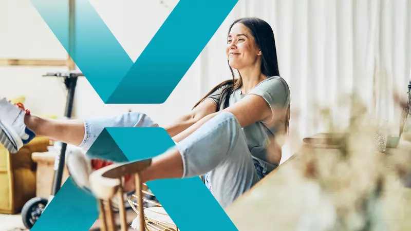 Frau sitzt im Atelier mit XBoard im Hintergrund