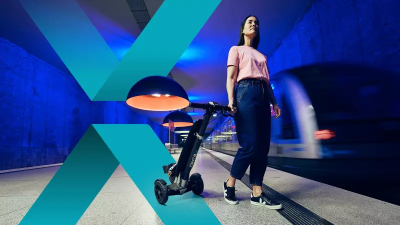 Junge Frau mit unserem XBoard in der U-Bahn Station